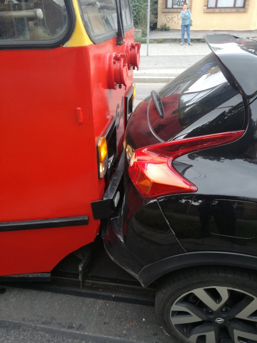 Tramwaj zderzył się z samochodem w Tarpnie [zdjęcia]