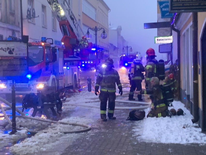 W centrum Nowego Tomyśla wybuchł tragiczny pożar kamienicy....