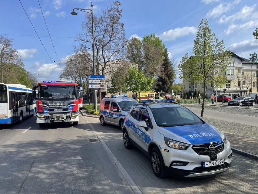 Sopot. Przebił się przez płot i wjechał na posesję. Potrącił matkę z dzieckiem na rękach. Do wypadku doszło na al. Niepodległości 13.05.2022