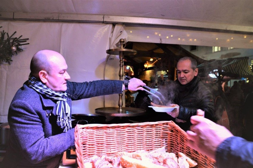 Burmistrzowie częstowali wczoraj na Jarmarku Śląskim kartoflanką z kiełbasą wiedeńską. Mamy zdjęcia!