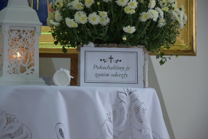 Uroczystość pochówku poprzedzona była mszą świętą w kościele Miłosierdzia Bożego w intencji rodziców, którzy doświadczyli utraty dziecka