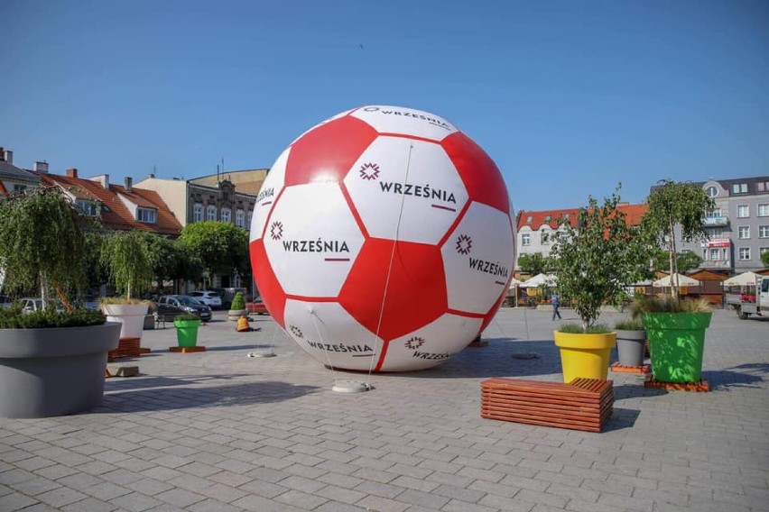 Września czeka na pierwsze mecze piłki nożnej! Zobacz, co zdobi płytę rynku w naszym mieście! [FOTO]