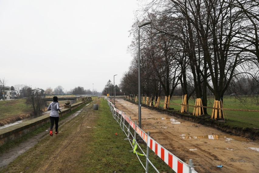 Kraków. Pętla wokół Błoń. Trwa budowa alejki przy Rudawie [ZDJĘCIA]