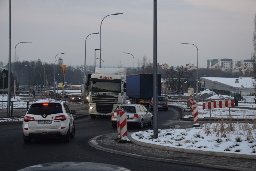 Prace przy budowie ronda na skrzyżowaniu Podmiejskiej i...