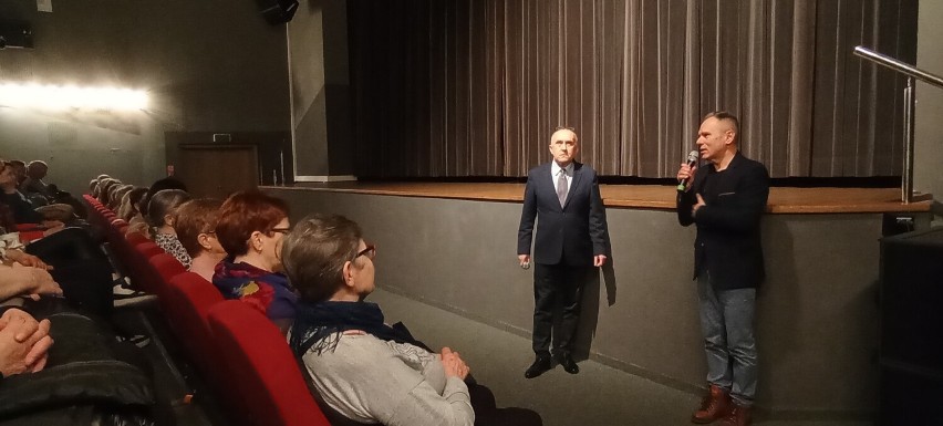 Specjalny pokaz filmu „Opiekun” w Jędrzejowie. Mieszkańcy spotkali się z reżyserem Dariuszem Reguckim. Zobacz zdjęcia