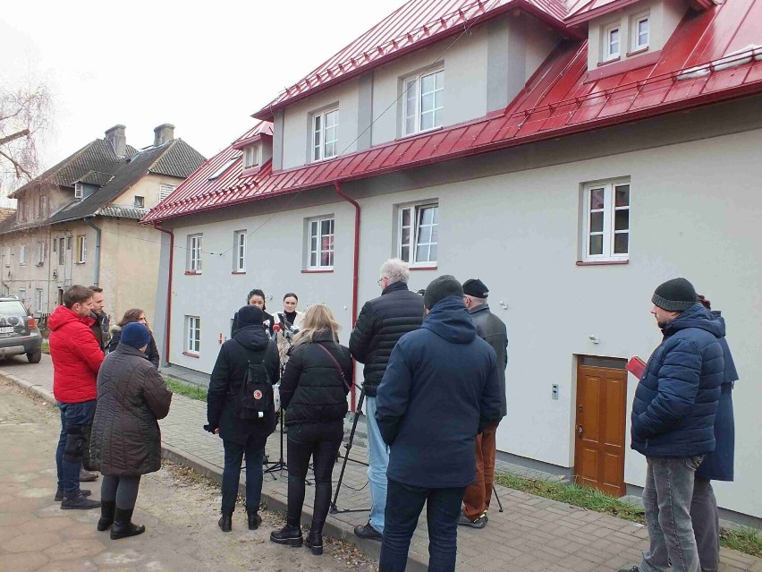 Podczas piątkowej konferencji prasowej przed budynkiem Widok...