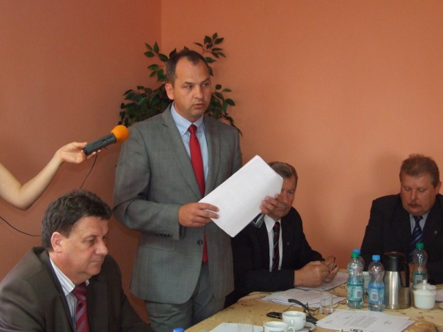 Wicestarosta Jacek Lewera (stoi) przedstawił wnioski z kontroli, którą przeprowadził Urząd Marszałkowski w Łodzi