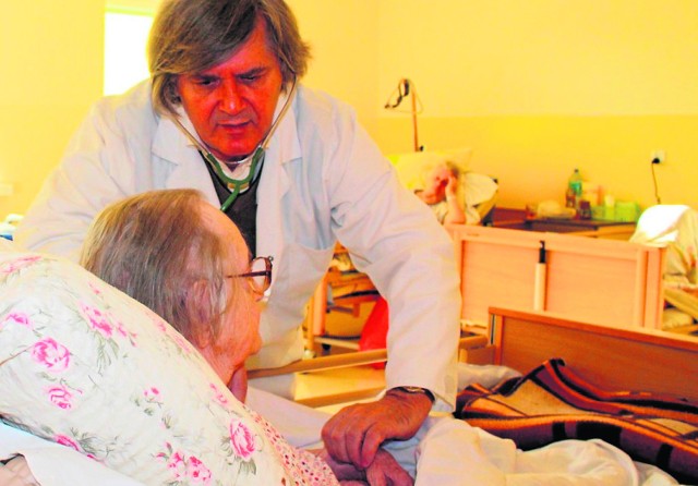 Osoby przebywające na oddziale mogą liczyć na stałą opiekę lekarzy (na zdjęciu Roman Żaba), pielęgniarek oraz rehabilitantów i psychologów. Większość pacjentów to osoby przykute do łóżka