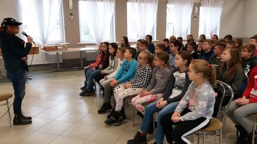 Wizyta Barbary Kosmowskiej w Szkole Podstawowej w Roszkach