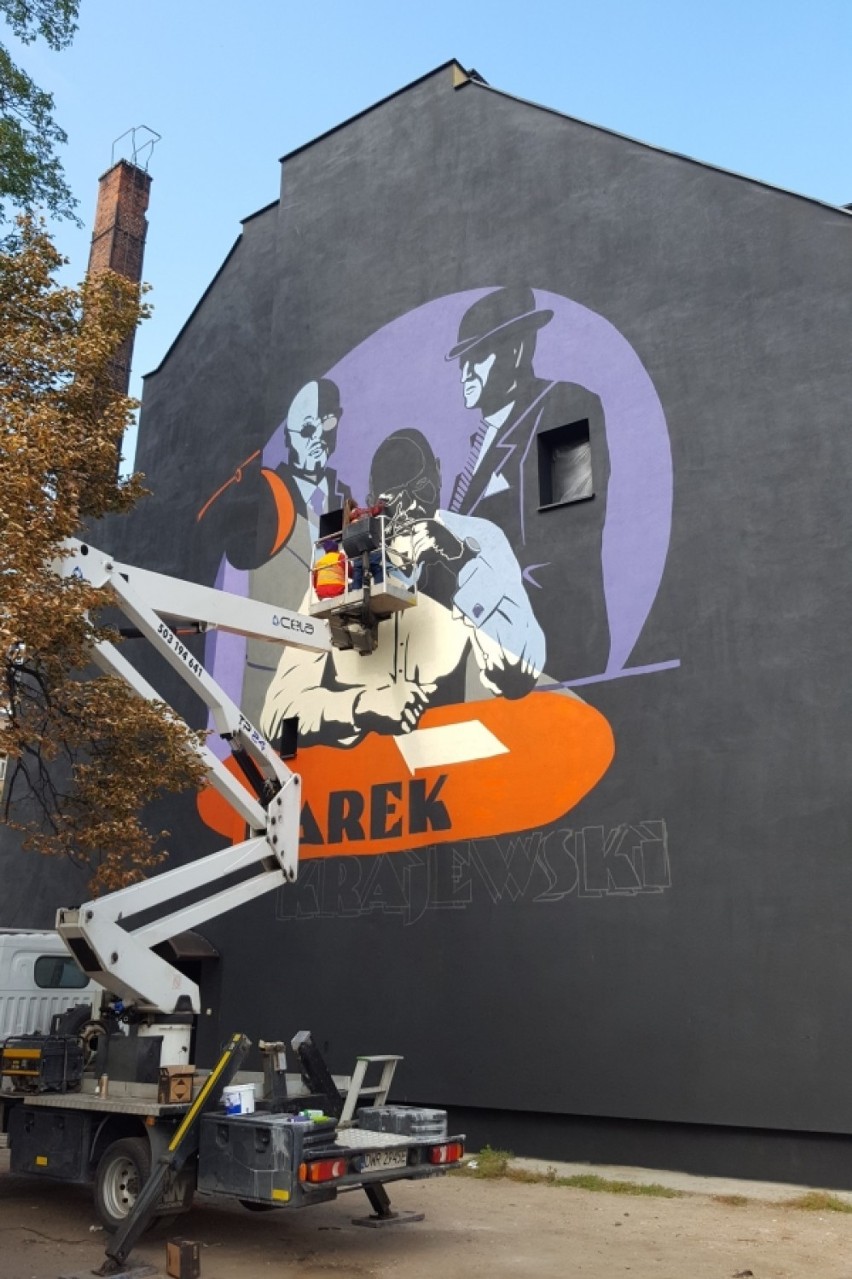 Wrocław. Pisarz Marek Krajewski ma swój mural na ul. Jedności Narodowej. Zobacz!