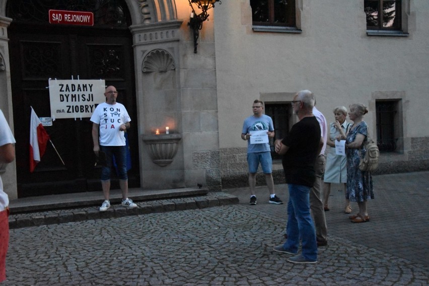 Grodzisk: Łańcuch Światła pod budynkiem grodziskiego sądu [ZDJĘCIA]