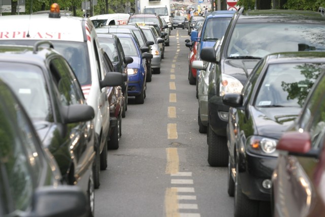 Trasa S8 wypadek. Peugeot wjechał w motocykl