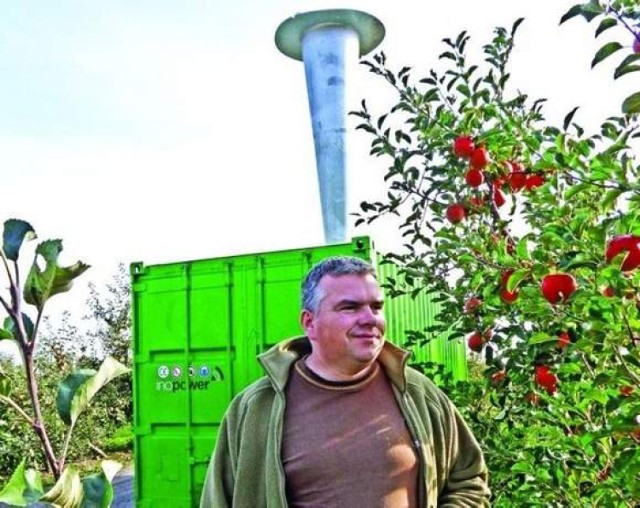 Działko przeciwgradowe stanęło w "fabryce jabłek” Wojciecha Klimkiewicza we Wtelnie (fot. Lucyna Talaśka-Klich)