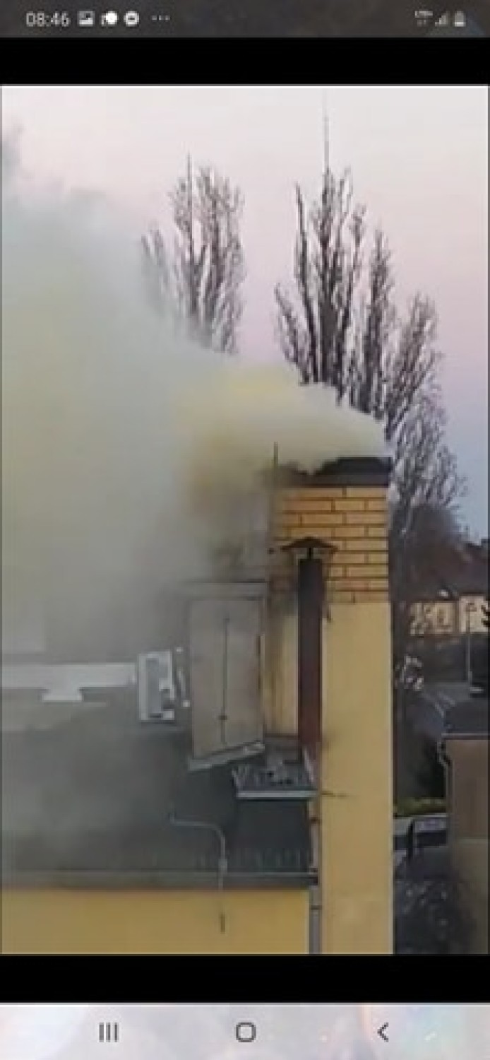 Grodzisk: Z komina wydobywa się żółto-szary dym