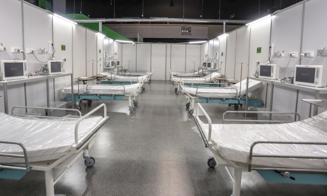 Szpital tymczasowy w halach AmberExpo czeka na pacjentów.