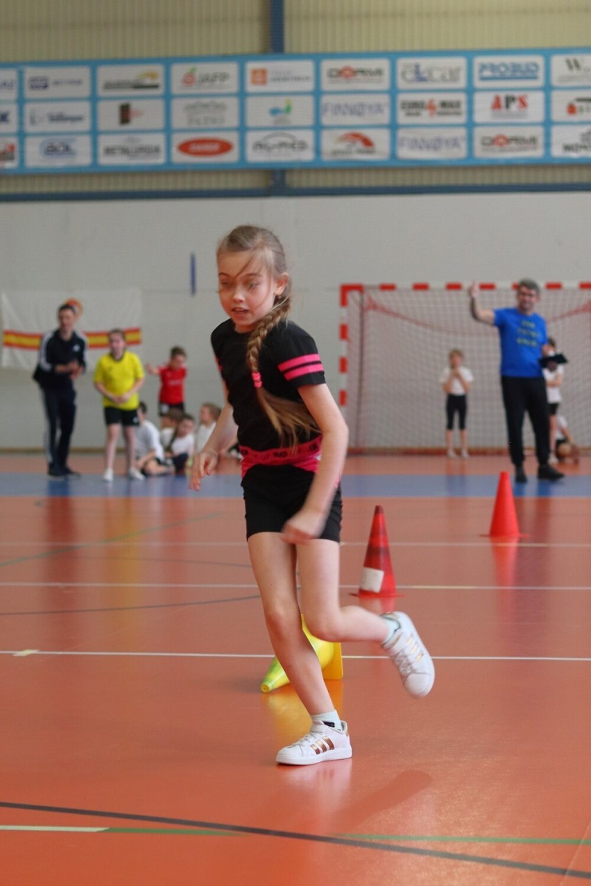 Mistrzostwa Powiatu w grach i zabawach w hali sportowej w Radomsku. ZDJĘCIA, WYNIKI