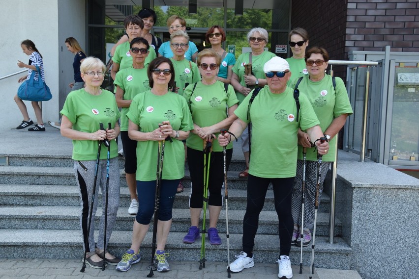 Studenci Uniwersytetu Trzeciego Wieku z Pleszewa wyruszyli w VI Ogólnopolskim Marszu Nordic Walking Studentów UTW