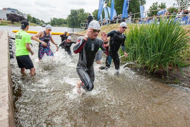 W samym centrum Bydgoszczy wokół hali Łuczniczka i Torbydu oraz na okolicznych ulicach rozpoczęła się największa triathlonowa impreza w Polsce.