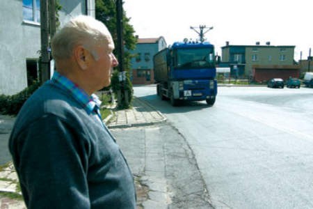 Janusz Kotuła chciałby, aby na jego ulicy postawiono znaki ograniczenia prędkości.