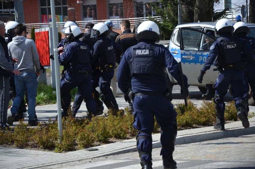 Funkcjonariusze oddziału prewencji z Wrocławia nie przekroczyli uprawnień na proteście w Głogowie. Prokuratura umorzyła śledztwo