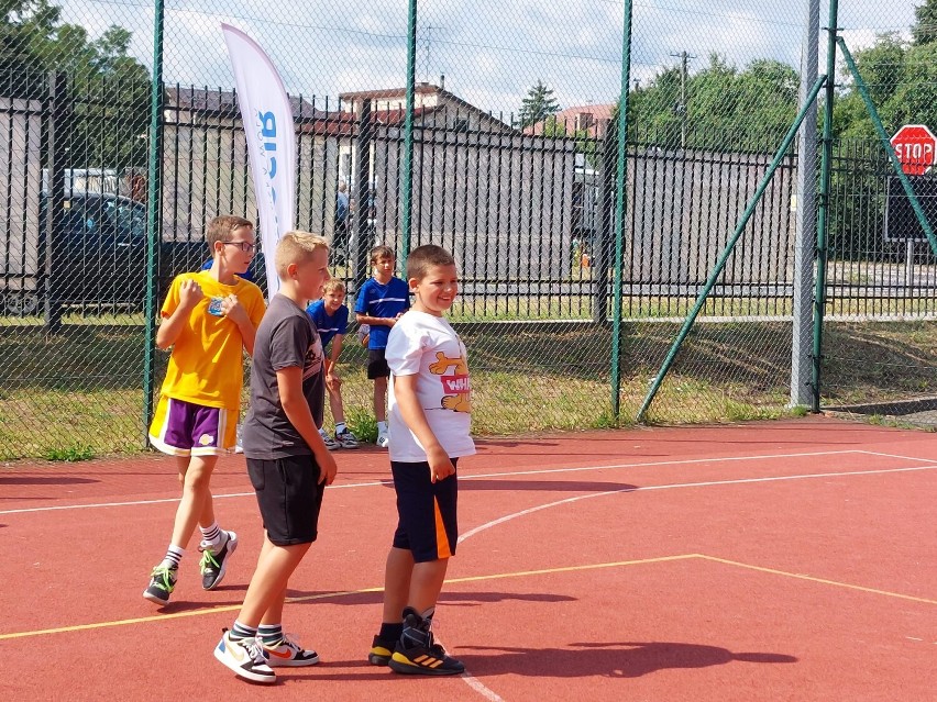 Wakacyjny turniej koszykówki dla dzieci w Zduńskiej Woli Karsznicach