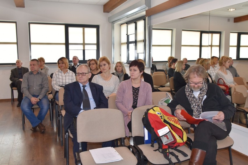 Sesja Rady Miasta Janowa Lubelskiego. Radni znieśli ustawę o likwidacji szkoły podstawowej w Łążku Ordynackim (ZDJĘCIA)