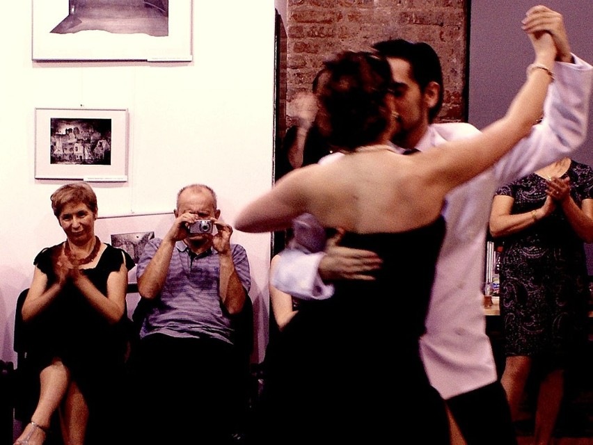Każdy, kto chciałby zatańczyć tango może po prostu przyjść...
