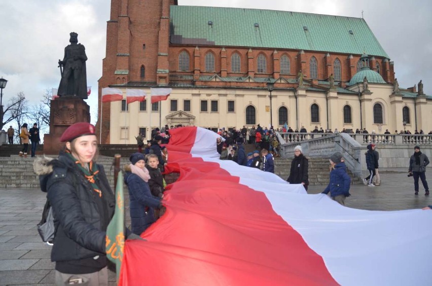 Biało-czerwona flaga poniesiona ulicami Gniezna