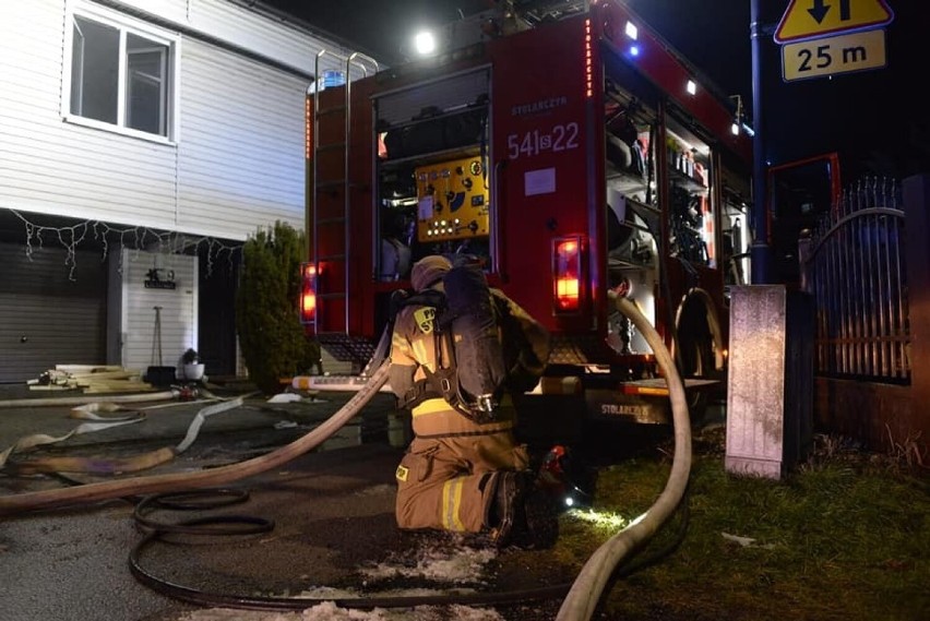 Pożar domu w Piekarach Śląskich. Straż pożarna gasiła płonące poddasze budynku przy ulicy Liliowej