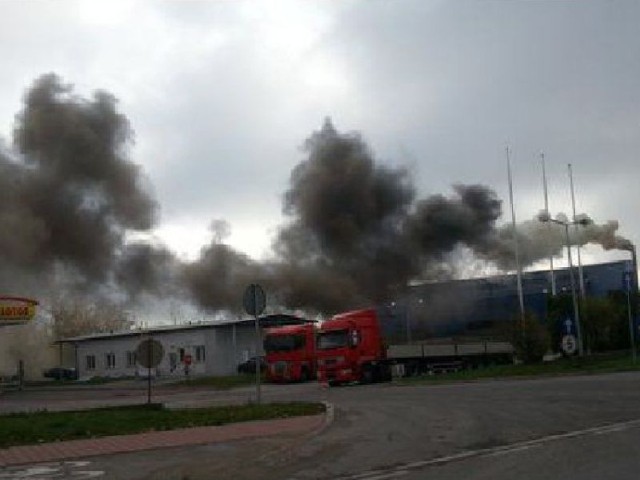 Z komina firmy przy ulicy Samsonowicza w Ostrowcu regularnie unosi się czarny dym.