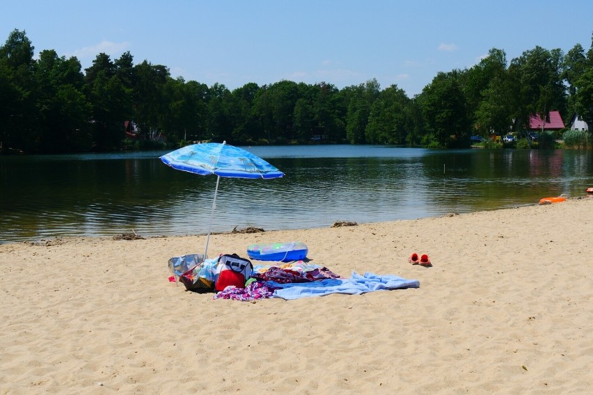 Oto jedno z najpiękniejszych kąpielisk w regionie! Czyste jeziorko, plaża, bary, domki i atrakcje dla dzieci 