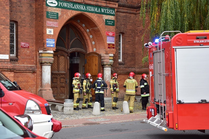 Po ewakuacji budynku strażacy sprawdzili obiekt szukając...