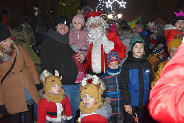 Do Wielichowa przyjechał Święty Mikołaj. Dzieci przyjęły go z ogromnymi uśmiechami!