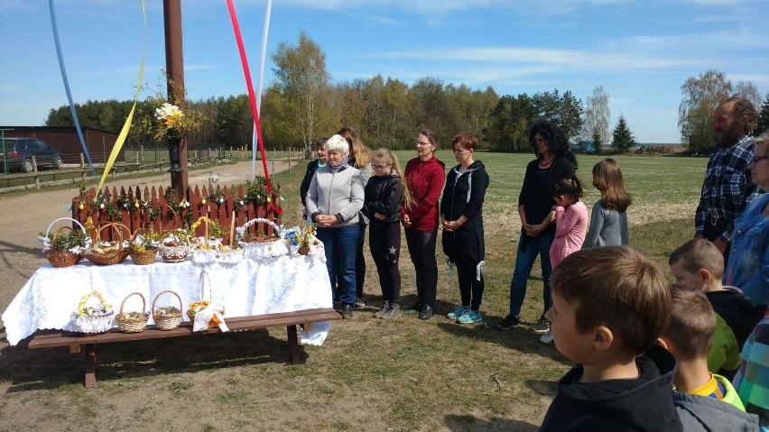 Święcenie wielkanocnych pokarmów w Górznej na wybudowaniu Zygląg