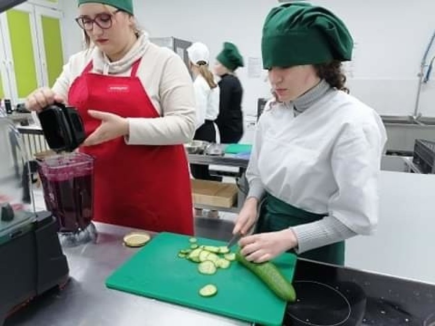 Uczniowie Zespołu Szkół w Kościelcu uczyli się sztuki cateringu. Przygotowali bar koktajlowo-sałatkowy [zdjęcia]