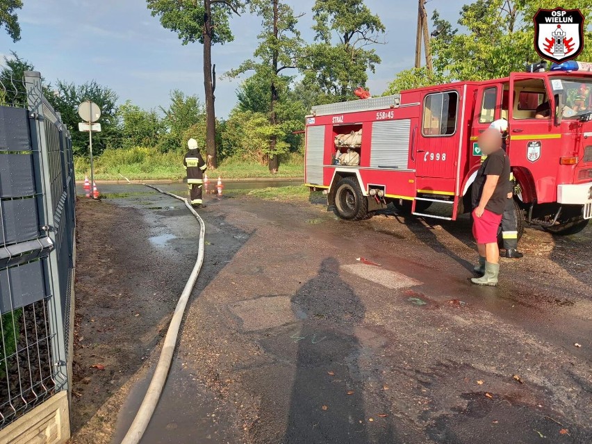 Ulewa w Wieluniu i okolicy 16.08. Straż interweniuje do połamanych drzew i zalanych ulic