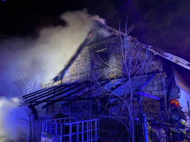 Ogień strawił w nocy z 11 na 12 marca zapasy opału rodziny, samochód, część dachu i pokoje dwójki nastolatków. Ogień gasiło 10 zastępów straży pożarnej.