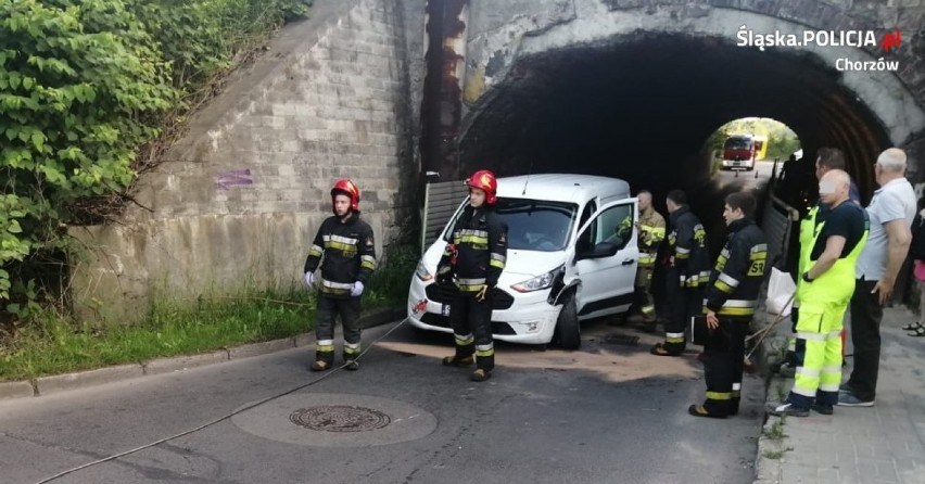 Zderzenie samochodów w Chorzowie. Auta utknęły w wąskim wiadukcie