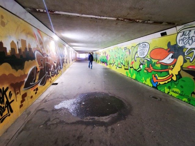 Murale i grafitti w przejściu pod torami na Wojewódzką w Katowicach jesienią 2021