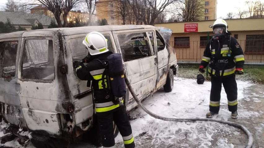 Na ulicy Budowlanych w Oświęcimiu spłonęły dwa samochody dostawcze