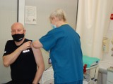 Policjanci z Człuchowa również szczepieni przeciwko COVID-19. Jako pierwszy zaszczepiony został zastępca komendanta Karol Dziemiańczyk
