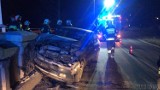 Opel vectra rozbił się na moście w Kępie, kierowca uciekł [zdjęcia]