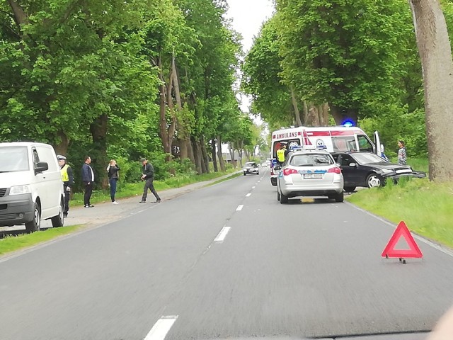 To kraksa, o której poinformowali nas Czytelnicy. Doszło do niej w poniedziałek, 6 maja, na drodze wojewódzkiej nr 132 w miejscowości Mościczki. Osobowy mercedes uderzył tu w drzewo.

Mercedes uderzył w drzewo na prostym odcinku drogi. Na miejsce przyjechała policja i pogotowie. To właśnie policjanci ustalą dokładne okoliczności zderzenia i zakwalifikują je jako wypadek lub kolizję. 

Po uderzeniu mercedesa w drzewo na drodze wojewódzkiej nr 132 były utrudnienia w ruchu, ale trasa pozostała przejezdna.

Zobacz też wideo: Dramat w Świebodzinie. 

