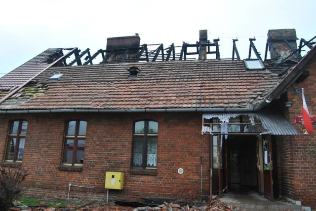 W nocy z soboty na niedzielę doszczętnie spłonął dach przedszkola w Kąkolewie (gm. Granowo). Poszkodowane zostały również trzy rodziny, które mieszkały w budynku.

Zobacz więcej: Pożar przedszkola w Kąkolewie