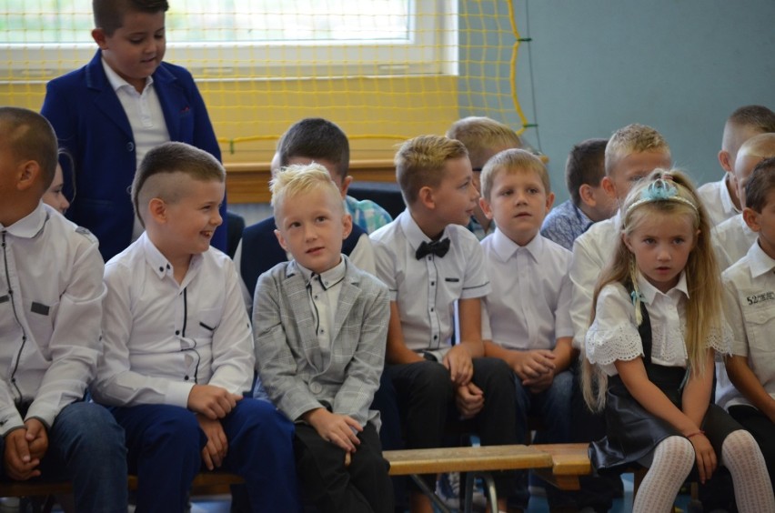 Szkoła Podstawowa w Białołęce rozpoczęła rok szkolny z nową dyrektorką. ZDJĘCIA 