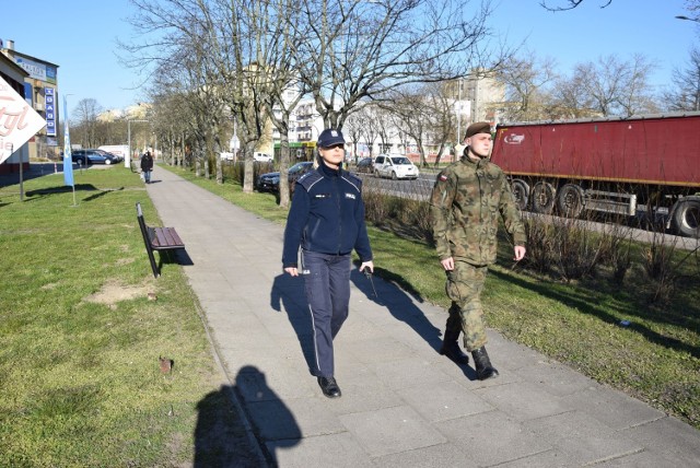 Policjantów podczas patroli wspiera Żandarmeria Wojskowa i żołnierze WOT