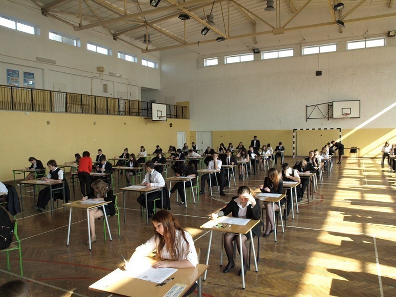 Egzamin gimnazjalny 2013: Gimnazjaliści z Opola zadowoleni po egzaminie z języka obcego