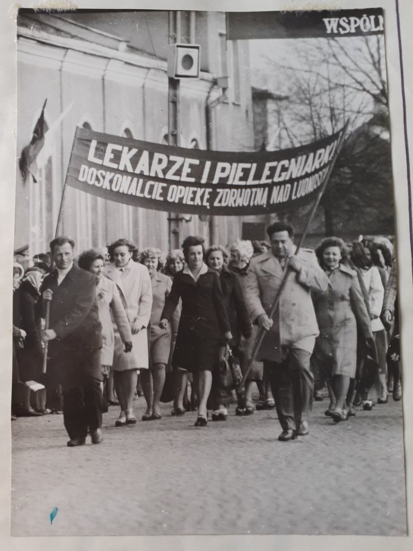 Z kroniki Sokólskiego Ośrodka Kultury. Tak kiedyś wyglądały 1-majowe pochody w Sokółce