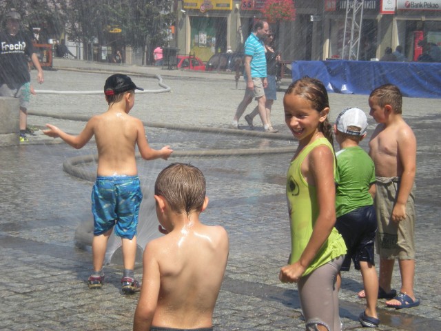 Na rynku zamontowano kurtynę wodną. Szukających ochłody nie brakuje, zwłaszcza gdy temperatura osiąga 39 stopni Celsjusza - jak we wtorek w samo południe