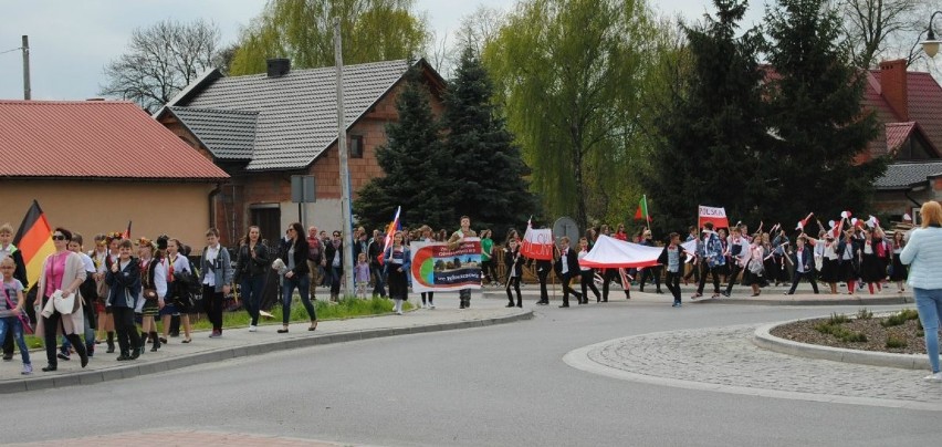 Majówka Europejska i obchody Święta Flagi z atrakcjami na Podzamczu Włoszczowskim (zdjęcia)